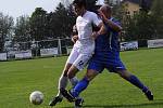 DERBY VÝBĚŽKU. Rumburk (v bílém) vyhrál ve Šluknově 3:1.