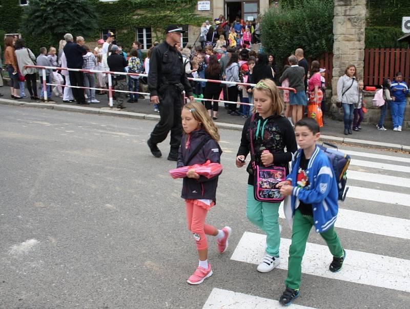 První školní den na Základní škole Na Stráni. Na klidný průběh tu dohlíželi také strážníci městské policie.