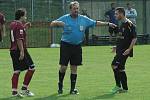 DEBAKL. Union Děčín (vínové dresy) doma porazil Velký Šenov 8:0.