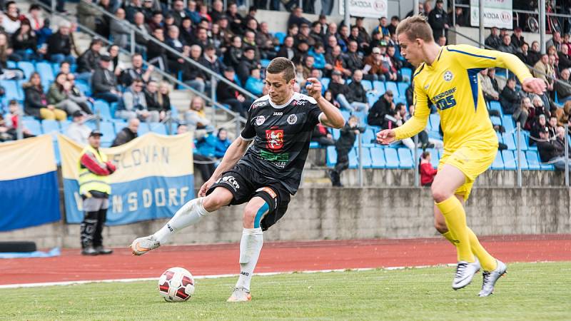 DALŠÍ BOD. Varnsdorf (ve žlutém) doma remizoval 0:0 s Hradcem Králové.