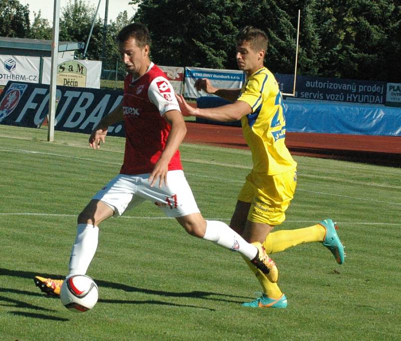 DOBRÁ PRÁCE. Varnsdorf (ve žlutém) doma porazil Pardubice 3:0.