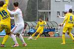 SKVĚLE! Fotbalisté Varnsdorfu (ve žlutém) doma porazili Třinec 2:0.