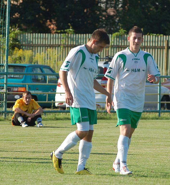 FK JUNIOR DĚČÍN (v bílém) porazil 5:0 divizní SK ST Vilémov.