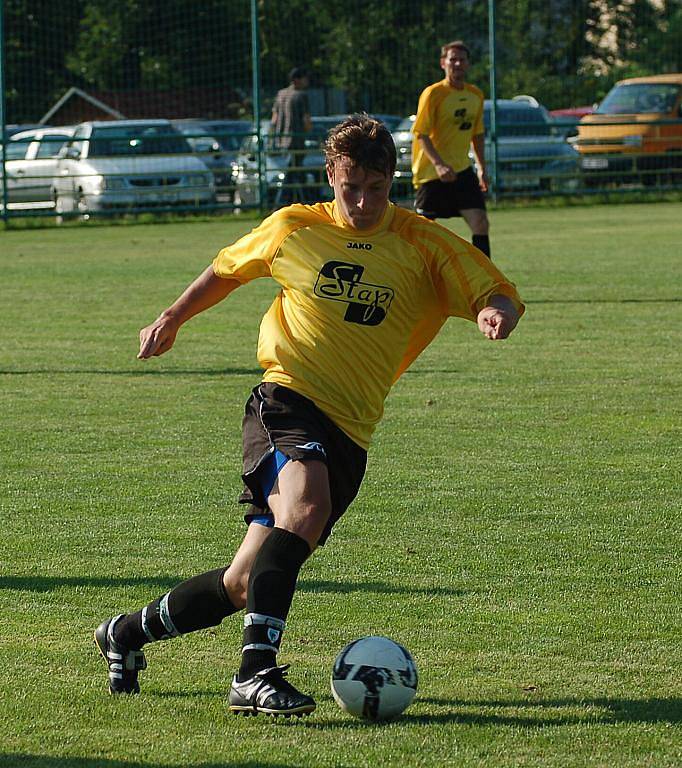 FK JUNIOR DĚČÍN (v bílém) porazil 5:0 divizní SK ST Vilémov.