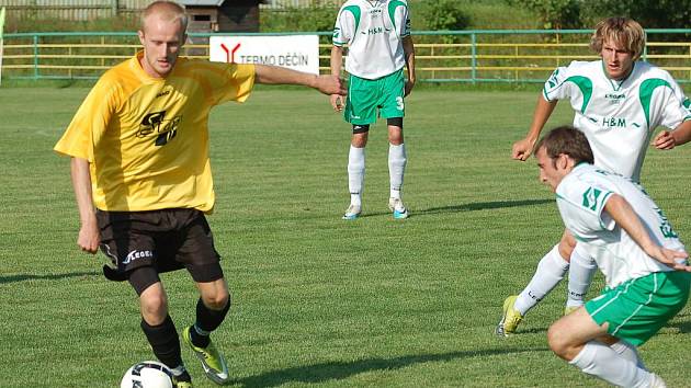 FK JUNIOR DĚČÍN (v bílém) porazil 5:0 divizní SK ST Vilémov.