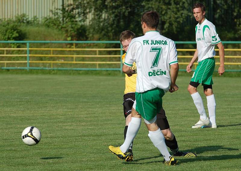 FK JUNIOR DĚČÍN (v bílém) porazil 5:0 divizní SK ST Vilémov.