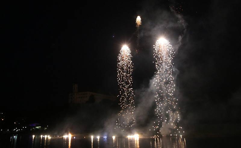 Děčínské slavnosti 2018 začaly velkolepým ohňostrojem.