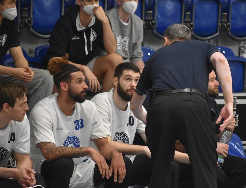 Basketbalisté Děčína v prvním utkání předkola play-off hostili na domácí palubovce Hradec Králové.