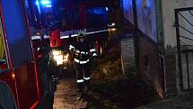 Dvě hasičské jednotky vyjely k požáru sazí v komíně v Jílovém.
