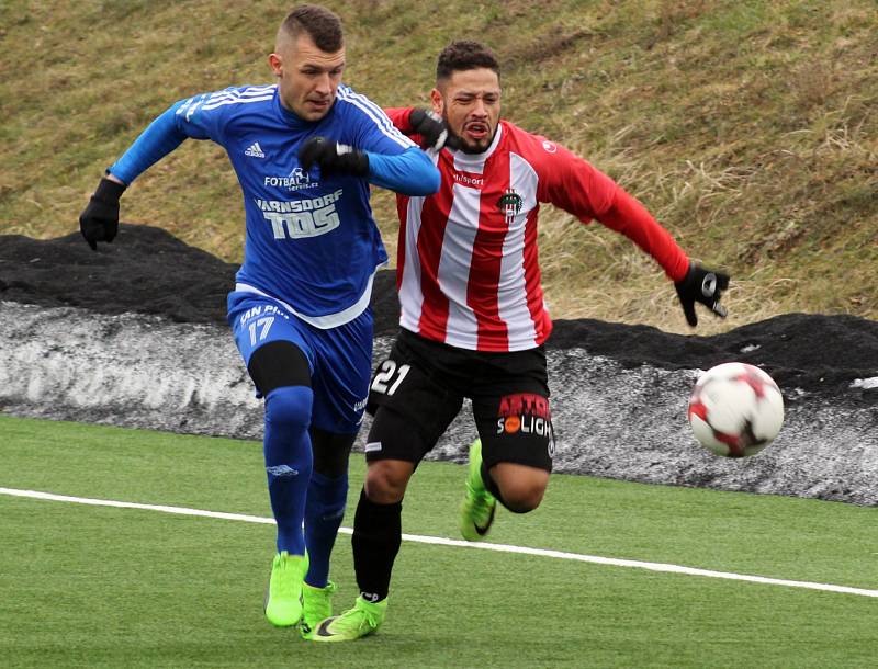 REMÍZA. Varnsdorf (v modrém) hrál s Viktorkou Žižkov 1:1.