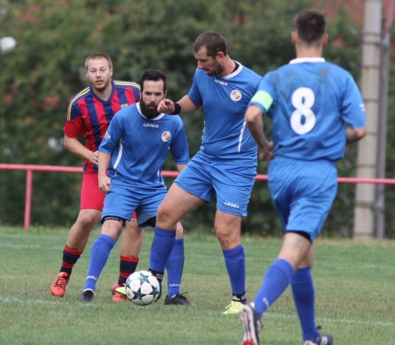 PORÁŽKA. Jiříkov (v modrém) doma padl s Hostovicemi 0:1.