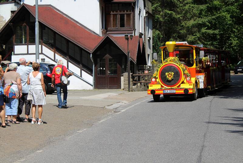 Mezi Hřenskem a Mezní Loukou začal jezdit Hřenský expres.