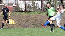 DALŠÍ VÍTĚZSTVÍ. Junior Děčín (v bílém) vyhrál na hřišti Svádova 1:0.