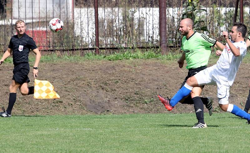 DALŠÍ VÍTĚZSTVÍ. Junior Děčín (v bílém) vyhrál na hřišti Svádova 1:0.