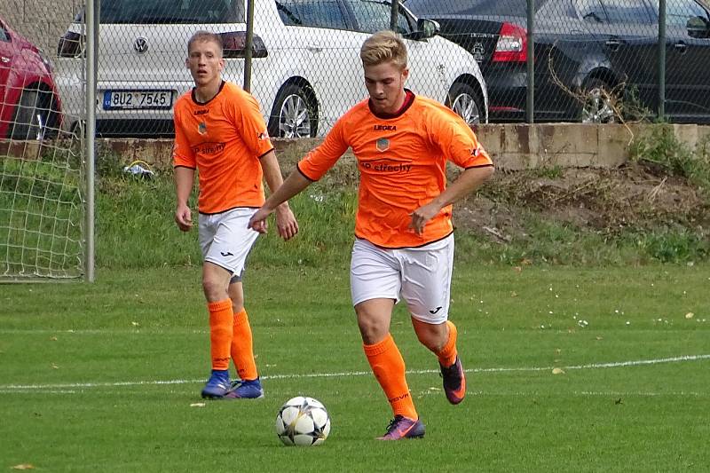 DALŠÍ TŘI BODY. Junior Děčín (v tmavém) vyhrál 2:1 v Bezděkově