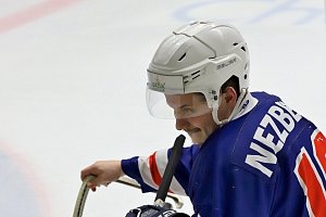 Hokejista Tomáš Nezbeda patří letos mezi tahouny HC Děčín.