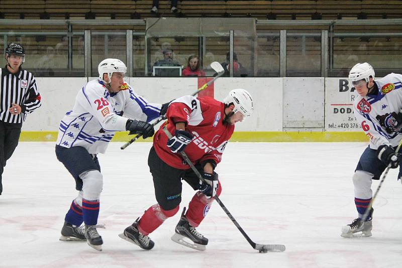 TO SE NEPOVEDLO. Děčín nestačil na silné Klatovy a vrátil se s vysokou porážku 1:10.