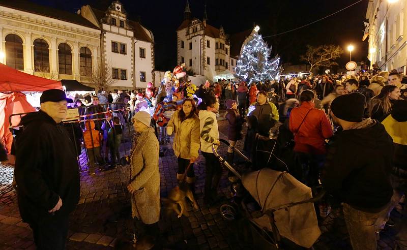 V Benešově nad Ploučnicí v pátek v podvečer rozsvítily  vánoční domů se zahradou  a vánoční strom na náměstí.