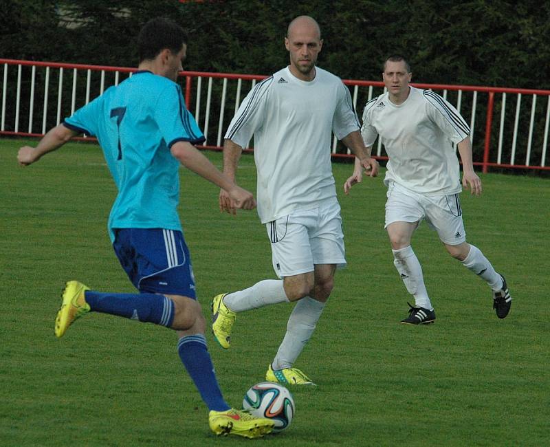 FOTBALISTÉ MODRÉ (bílé dresy) doma porazili Spořice 4:2.