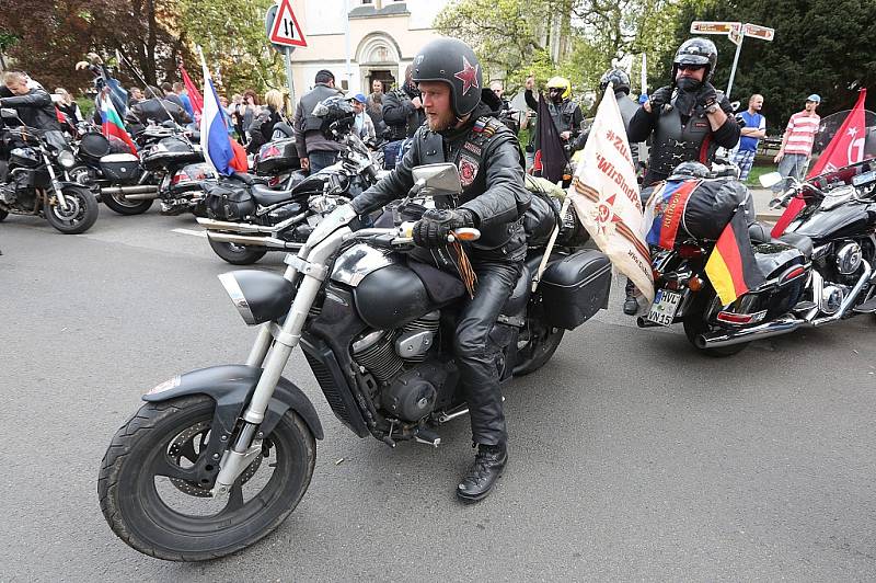 Noční vlci a další motorkáři dorazili 8. května 2016 do Děčína. 