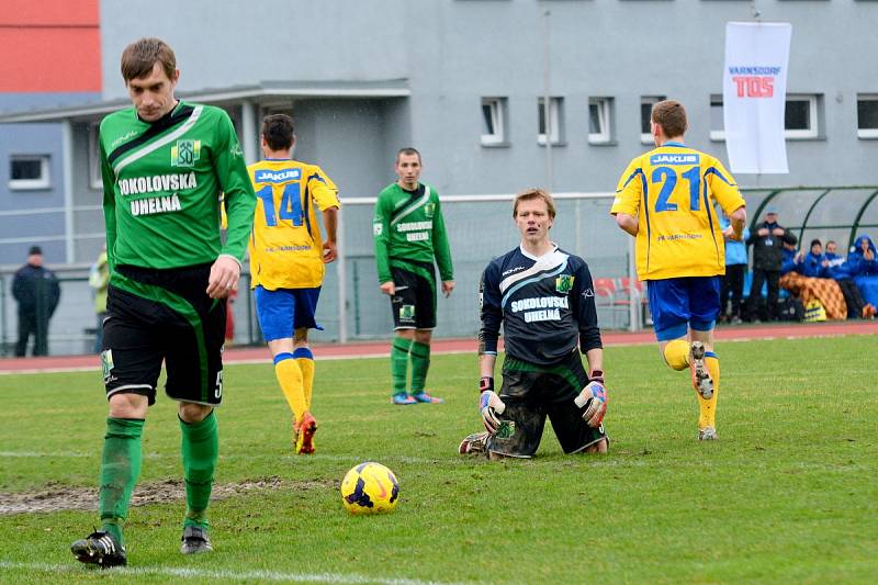 KONEČNĚ ZABRALI! Fotbalisté Varnsdorfu (ve žlutém) rozdrtili Sokolov 5:0.