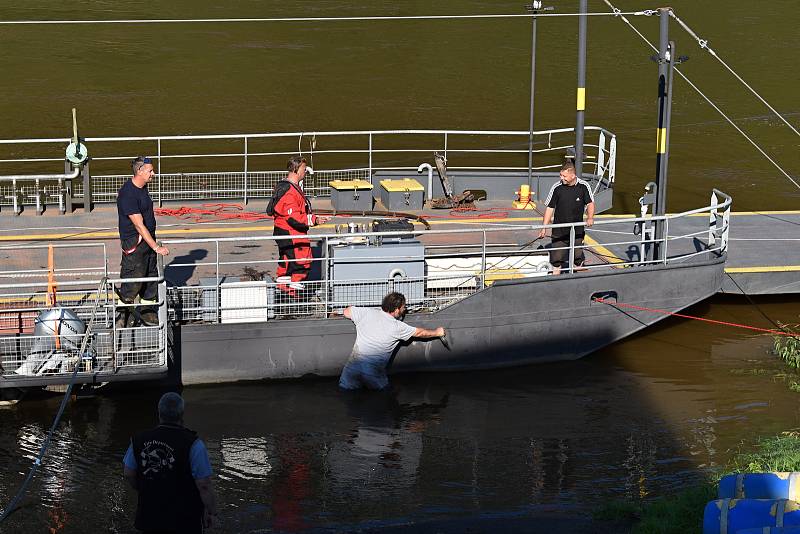 Na přívozu v Dolním Žlebu vyměnili vodící lano, které se nedávno přetrhlo.