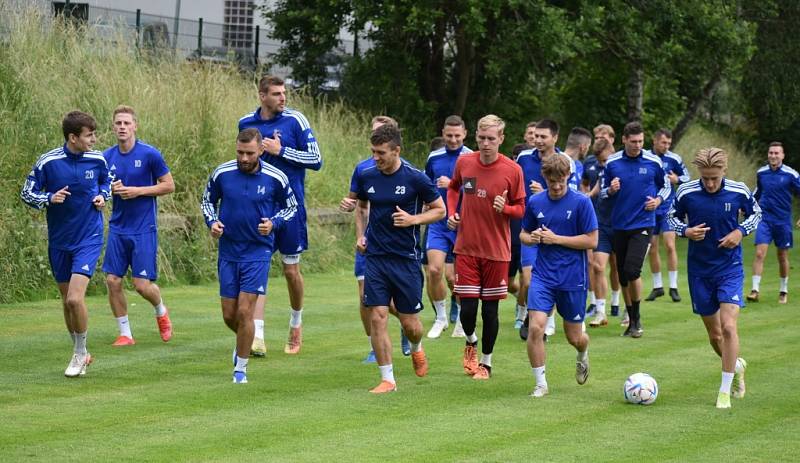 Fotbalisté Varnsdorfu zahájili letní přípravu na nový druholigový ročník. Jako trenér je vedl Miroslav Holeňák.