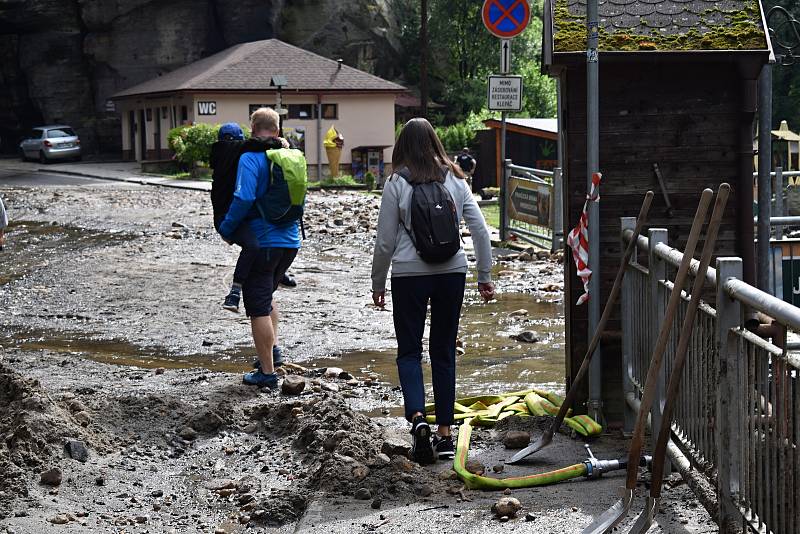 Povodeň poničila ve Hřensku jedno z velkých parkovišť, kde zůstala stát řada aut.