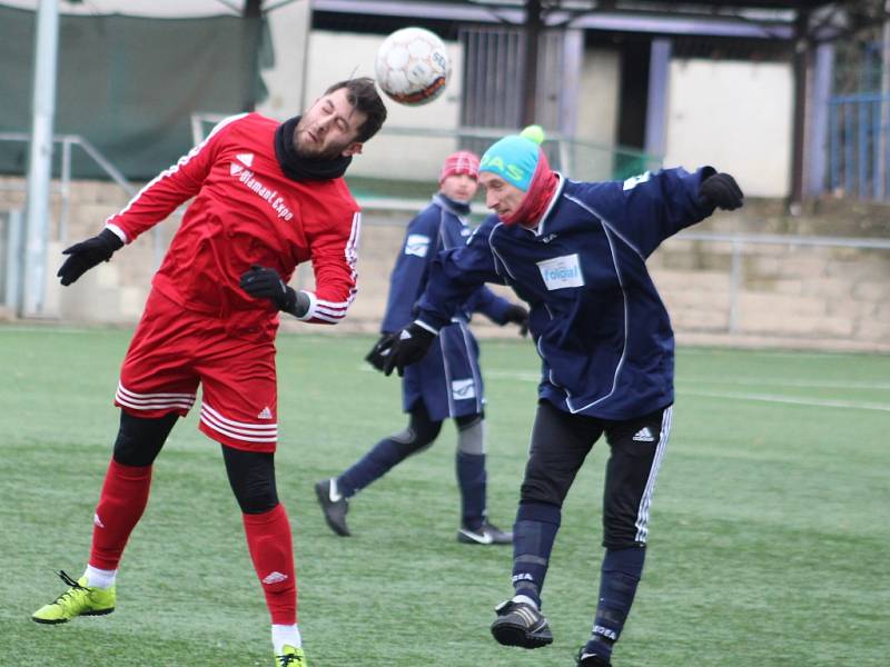 OSM BRANEK padlo v utkání Doksy - Neštěmice. Doksy (v tmavém) nakonec vyhrály 5:3.