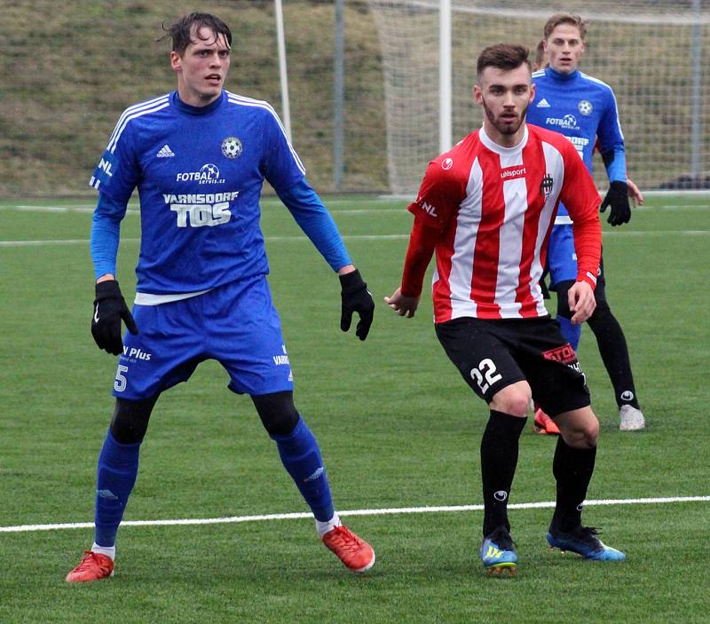 REMÍZA. Varnsdorf (v modrém) hrál s Viktorkou Žižkov 1:1.