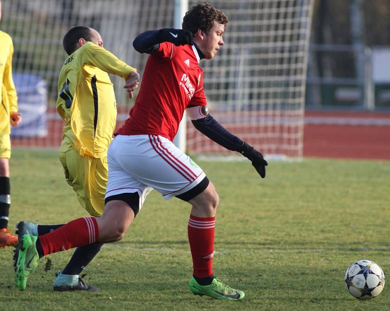 JASNÁ ZÁLEŽITOST. Fotbalisté Rumburka (ve žlutém) porazili doma Bohušovice 7:0.