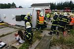 Simulovaná nehoda autobusu se čtyřiceti zraněnými v Dolní Poustevně zaměstnala desítky záchranářů.