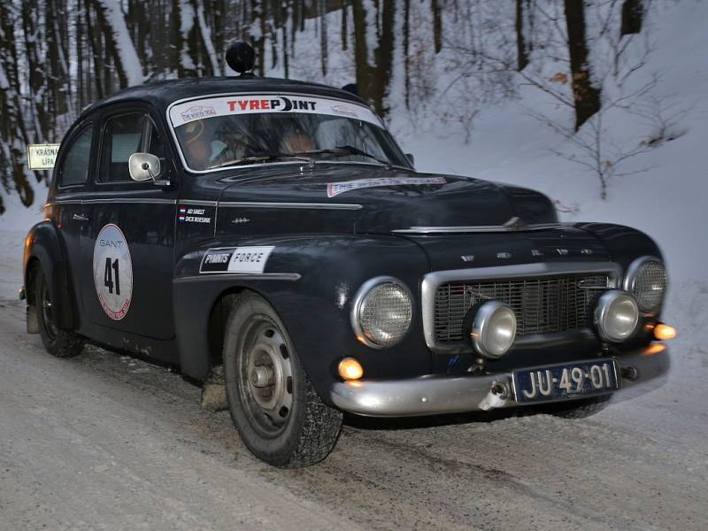 Zimní rallye veteránů projela přes Ústecký kraj.