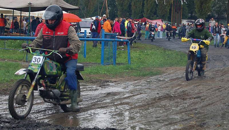 Dráha plná bahna závodníkům příliš nevadila