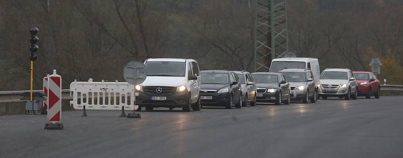 Dopravu mezi Ústím nad Labem a Děčínem komplikují opravy vozovky. Dopravu tam řídí semafory a tvoří se kolony.