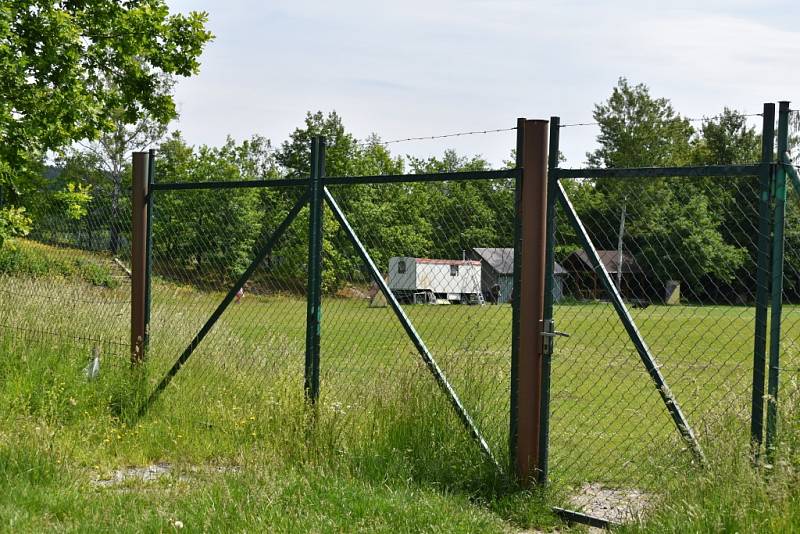 Současná podoba bývalého fotbalového hřiště v Horním Oldřichově. Fotbal se tady naposledy hrál v roce 2010.