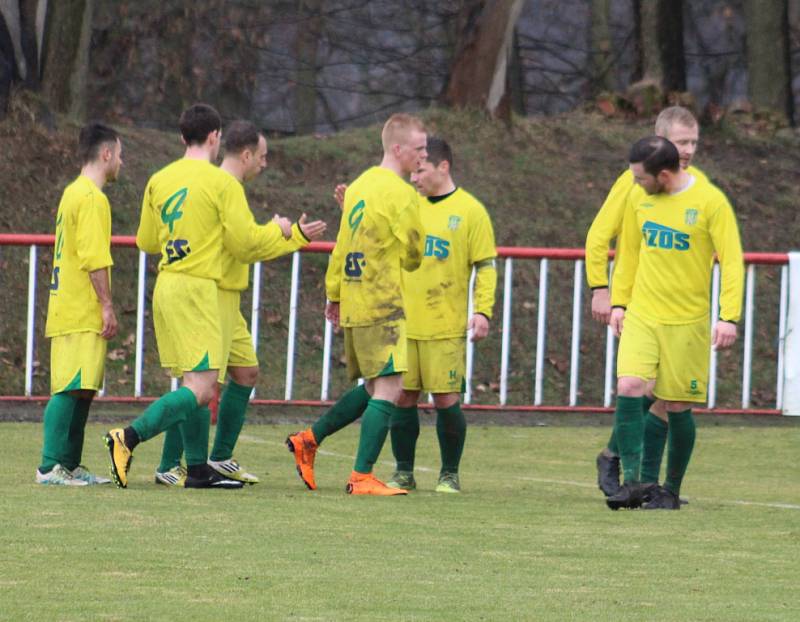 DOBRÝ START. Fotbalisté Modré (modré dresy) doma udolali Žatec 3:2.