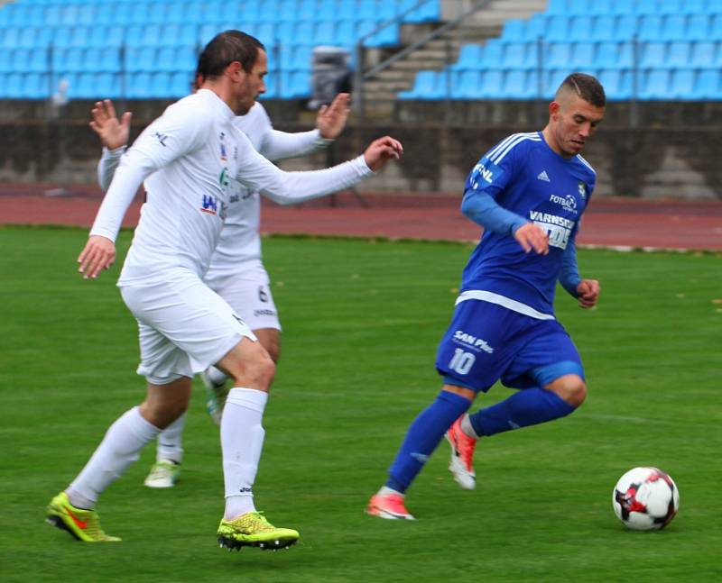 DERBY. Fotbalisté Varnsdorfu (v modrém) doma porazili Ústí nad Labem 1:0.