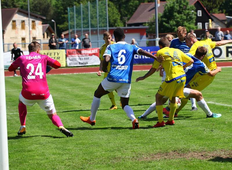 REMÍZA. Varnsdorf (ve žlutém) remizoval s Táborskem 1:1.