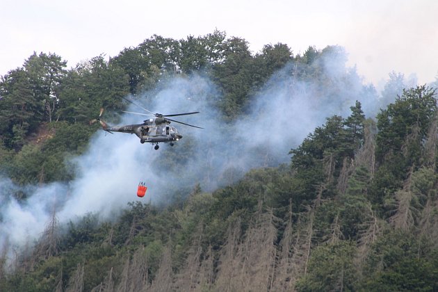 Měly hasit už v květnu, velké vrtulníky na lesní požáry ale dorazí až v červenci