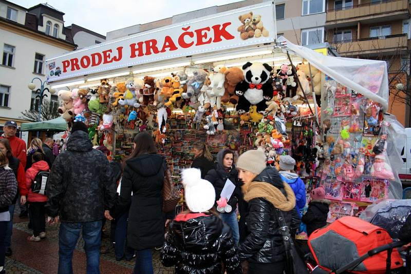 První advent zahájily trhy na Masarykově náměstí.