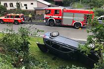 V Heřmanově havarovalo auto, skončilo na střeše. S vyproštěním pomohli hasiči