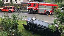 V Heřmanově havarovalo auto, skončilo na střeše. S vyproštěním pomohli hasiči