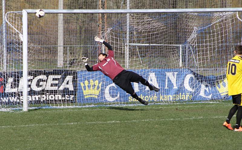 DĚČÍNSKÝ JUNIOR (žluté dresy) prohrál v Blšanech vysoko 1:9!