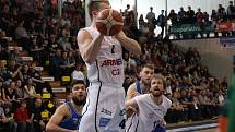 SEMIFINÁLE JE BLÍZKO! Děčínští basketbalisté (v bílém) porazili USK Praha a v sérii vedou 2:1.