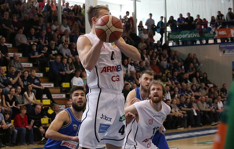 SEMIFINÁLE JE BLÍZKO! Děčínští basketbalisté (v bílém) porazili USK Praha a v sérii vedou 2:1.