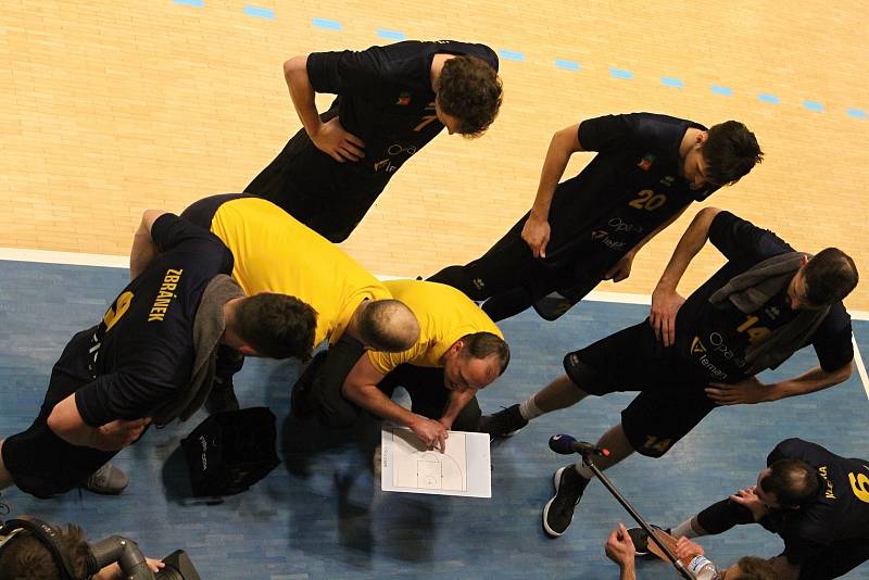 Zápas nadstavbové části basketbalové ligy mezi Děčínem a Opavou.