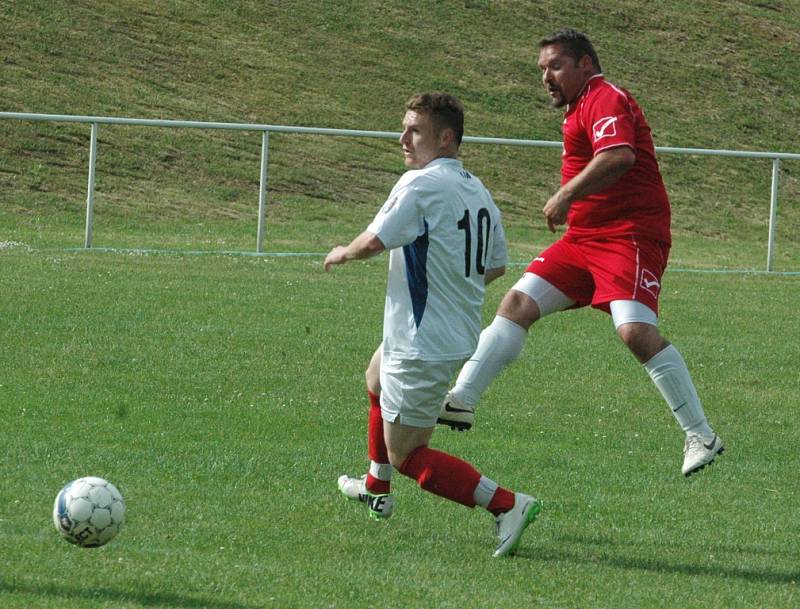 HEŘMANOV (červené dresy) doma porazil Benešov 3:0.