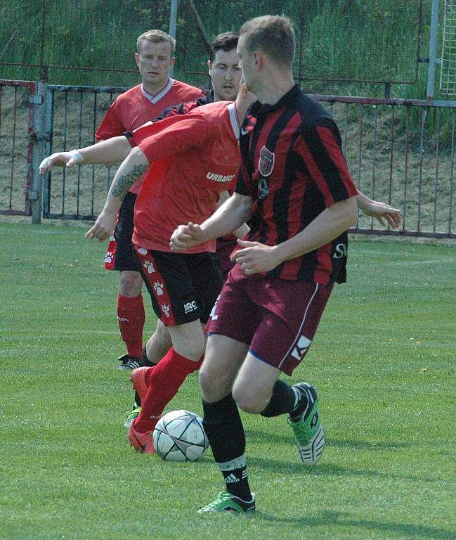 PARÁDA! Union Děčín (pruhované dresy) doma porazil Soběchleby 4:0.