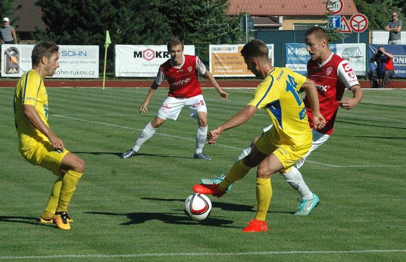 DOBRÁ PRÁCE. Varnsdorf (ve žlutém) doma porazil Pardubice 3:0.